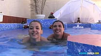 Pub liberal en Sevilla: así nos liamos en la piscina de un te liberal REAL