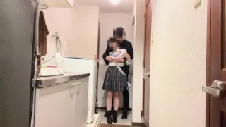 【※放課後玄関挿入※】18歳の黒髪合法JKがコンビニでお菓子を買ったあとアパートの玄関で制服のまま生ハメ