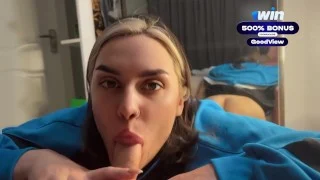 My best friend’s girlfriend gave me an unforgettable blowjob while he went to the store