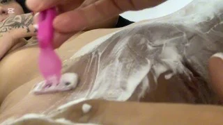 “Déjamela suavecita para que me puedas follar!” Madrastra traviesa pide a su hijastro que le afeite